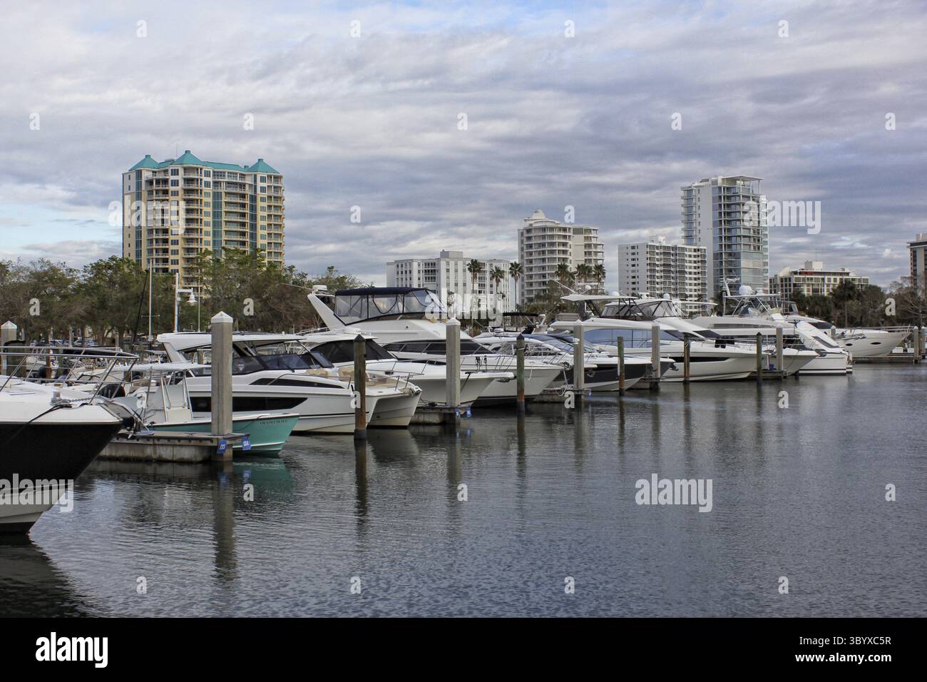 Sarasota FL - 4 novembre 2024 : bateaux à Downtown Mariana situé à Sarasota Floride Banque D'Images