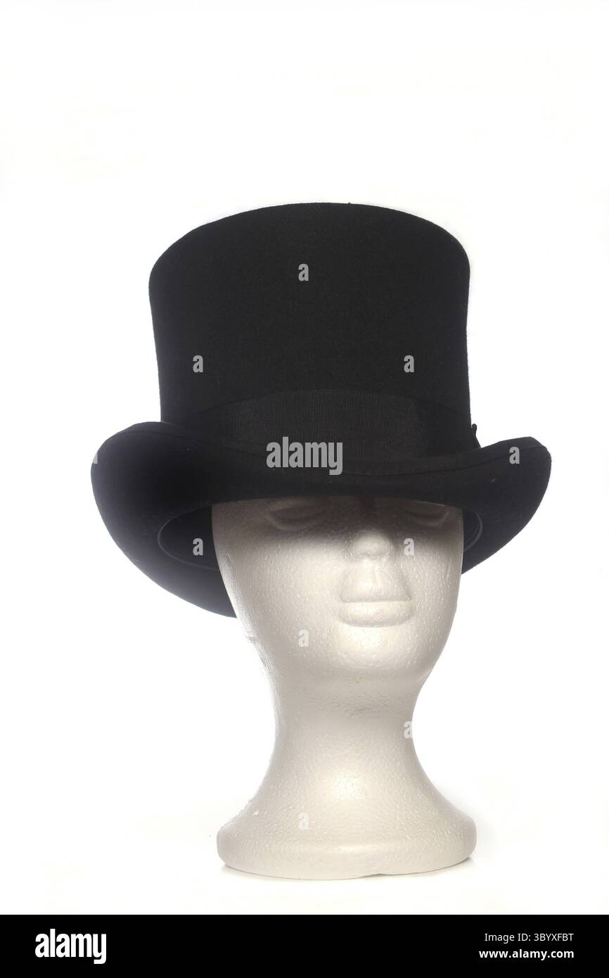 Haut chapeau vintage sur mannequin Head isolé sur fond blanc Banque D'Images