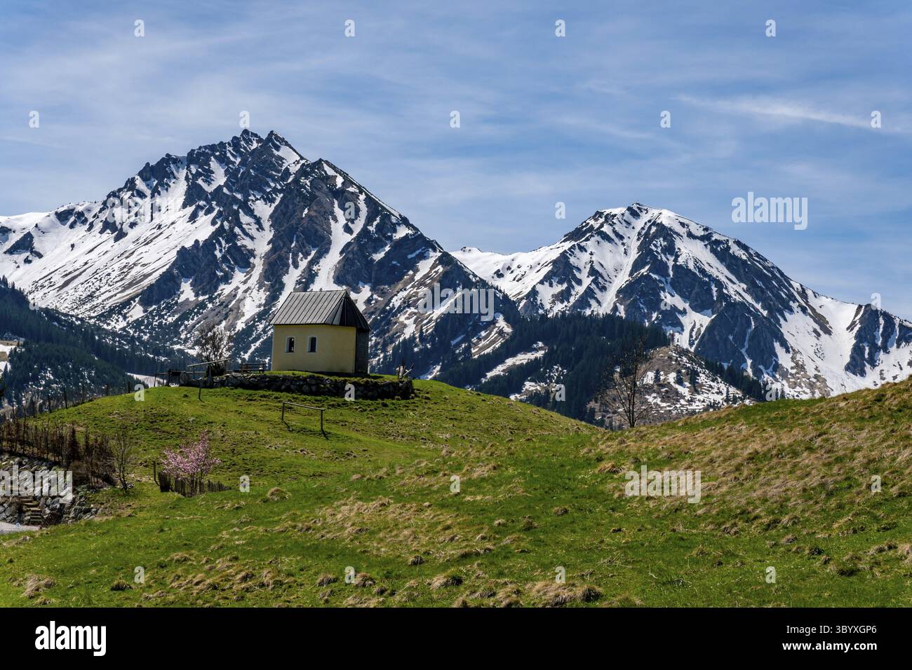Une randonnée tranquille de Zoeblen Zugspitzblick à Schoenkahler dans la belle vallée de Tannheimer Banque D'Images