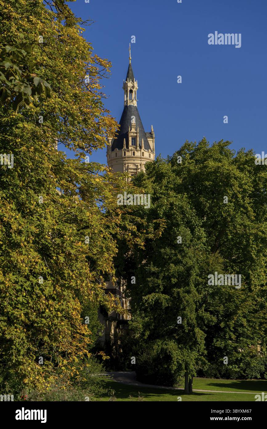 Palais de la ville allemande Schwerin à l'automne Banque D'Images