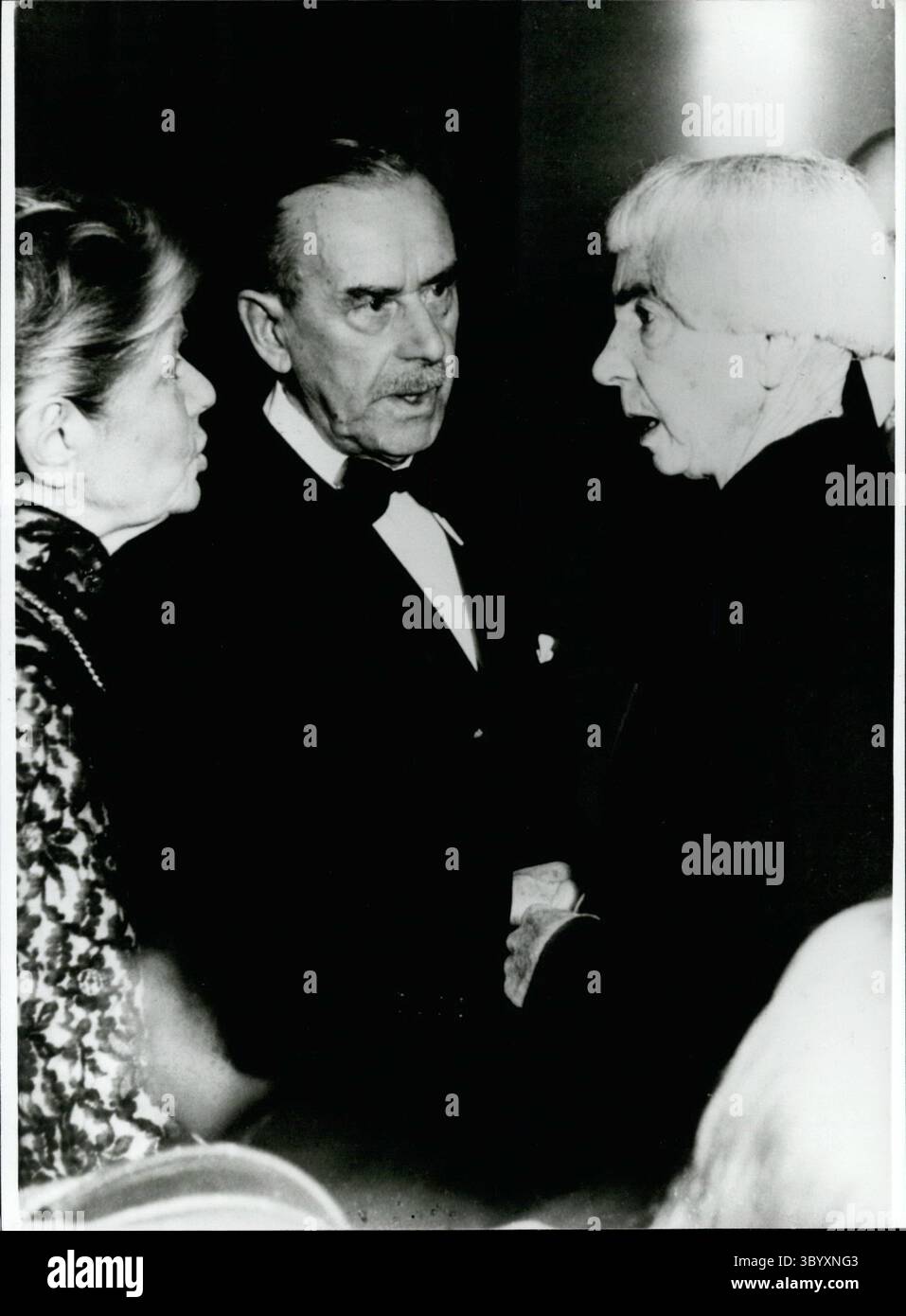 Dec. 14, 1965 - 25h anniversaire de la mort de Thomas Mann : le 6 juin 1875 Thomas Mann est né à Lubeck comme fils d'un riche marchand de maïs et sénateur. Après la mort de son père, Thomas Mann se rend à Munich en 1893, où il s'améliore dans une compagnie d'assurance et en même temps collègue du ''Simplicissimus''. Avec son frère Heinrich Mann, qui était également écrivain, il a voyagé à travers l'Italie de 1895 à 1897. En 1899, il devient sous-rédacteur en chef du ''Simplicissimus'' (un magazine stirique très célèbre), peu de temps après cet écrivain indépendant. De 1914 à 1933, il vit à Mu Banque D'Images