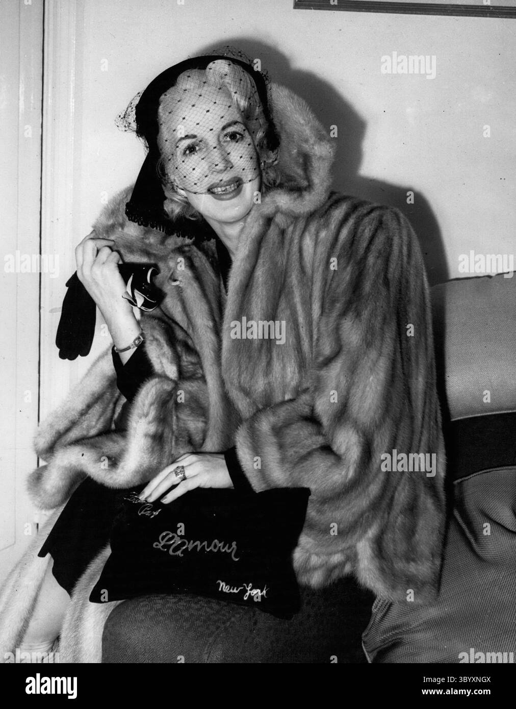 Dec. 14, 1968 - MRS Manville IXth à Londres. : Anita Manville, la neuvième épouse du millionnaire américain de 59 ans Tommy Manville et sa sœur jumelle Juanita ex-épouse de Ramon Patino, millionnaire bolivien de mine d'étain est arrivée à Londres hier. Ils doivent passer &pound;4 000 ici en vêtements en quatre jours. La photo montre MRS Anita Manville au Savoy Hotel, Londres, hier soir. Elle a Mink d'une valeur de 30 000 dollars avec elle à Londres. (Crédit image : © Keystone Press Agency/ZUMA Press Wire) Banque D'Images