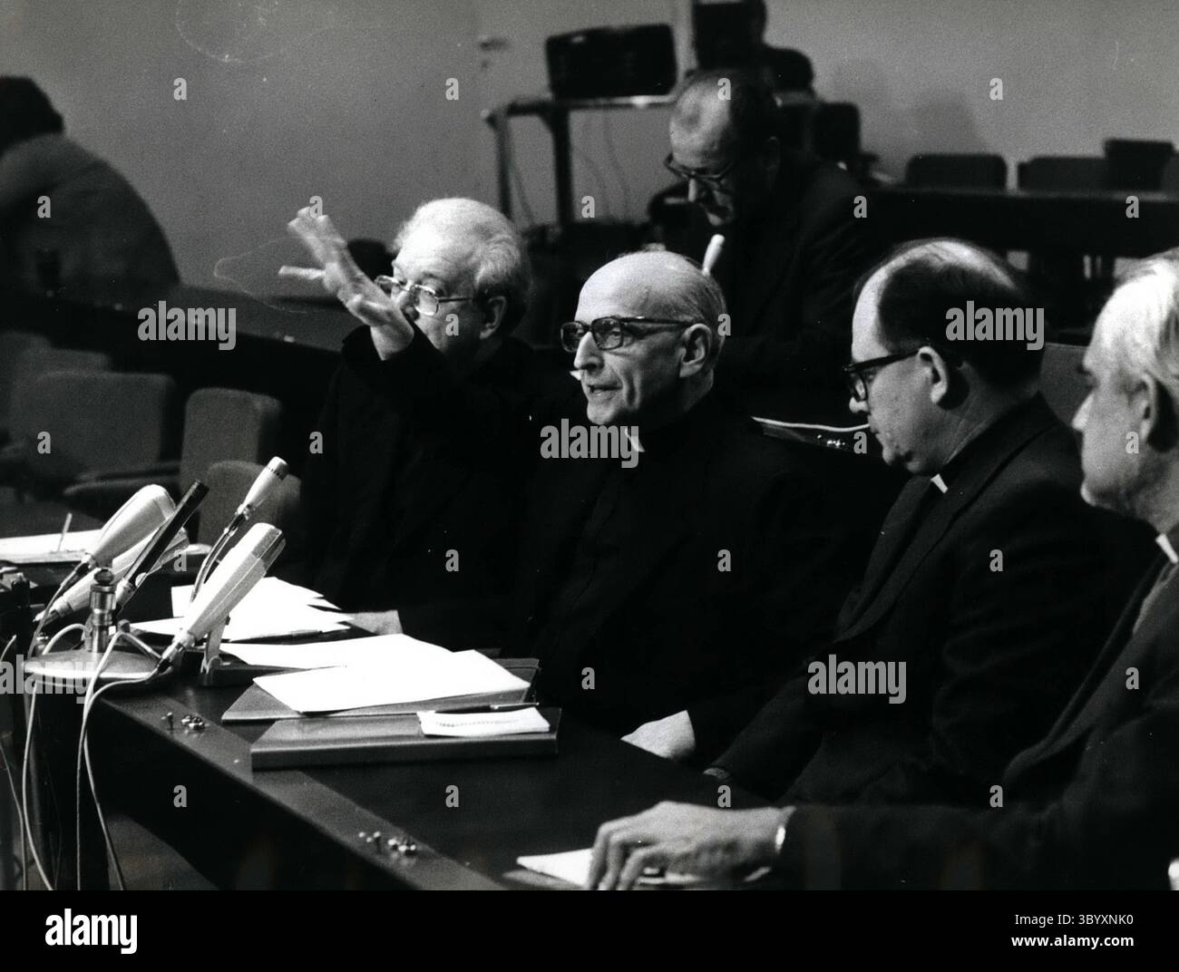 Dec. 15, 1968 - le prévôt général des Jésuites P. Pedro Aids UPE a tenu une conférence de presse pour commenter la xarcsuite de la congrégation générale qui vient de se terminer après trois mois de travaux. Il y a quelques jours, le Pape Paul VI a reçu les braises de la congrégation. Photos. Les membres du conseil des Jésuites, de gauche à droite P.O'keefe, F. Arrupe, P. Calves, F. Divalkar. (Crédit image : © Keystone Press Agency/ZUMA Press Wire) Banque D'Images Dec. 15, 1968 - le prévôt général des Jésuites P. Pedro Aids UPE a tenu une conférence de presse pour commenter la xarcsuite de la congrégation générale qui vient de se terminer après trois mois de travaux. Il y a quelques jours, le Pape Paul VI a reçu les braises de la congrégation. Photos. Les membres du conseil des Jésuites, de gauche à droite P.O'keefe, F. Arrupe, P. Calves, F. Divalkar. (Crédit image : © Keystone Press Agency/ZUMA Press Wire) Banque D'Images