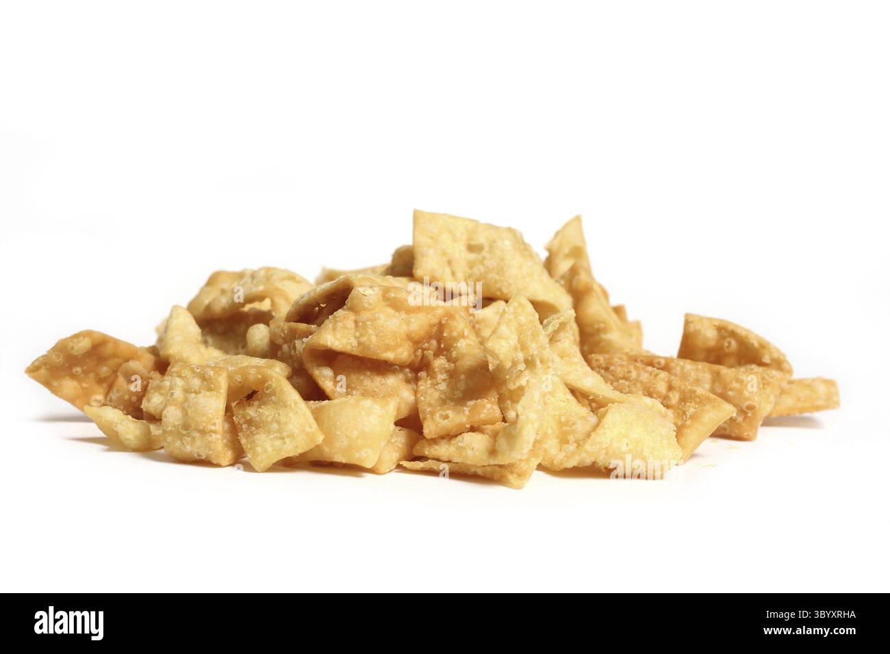 Knusprige Fried wontons aus chinesischem Restaurant isoliert auf weissem Hintergrund Banque D'Images