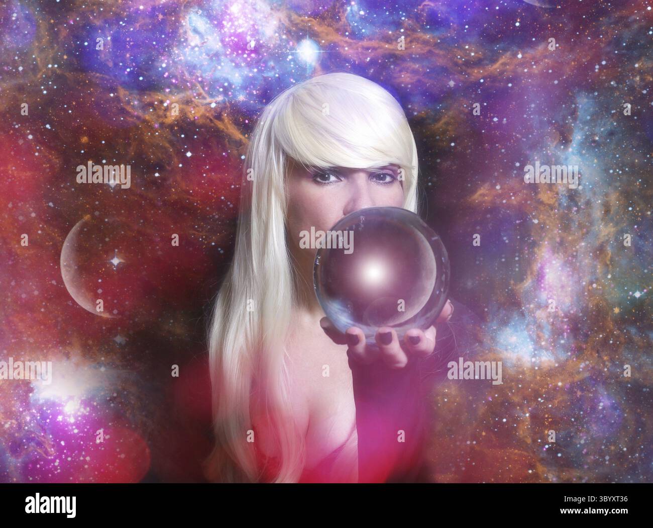 Psychique avec cheveux blond et Crystal ball Space Galaxy Background Banque D'Images