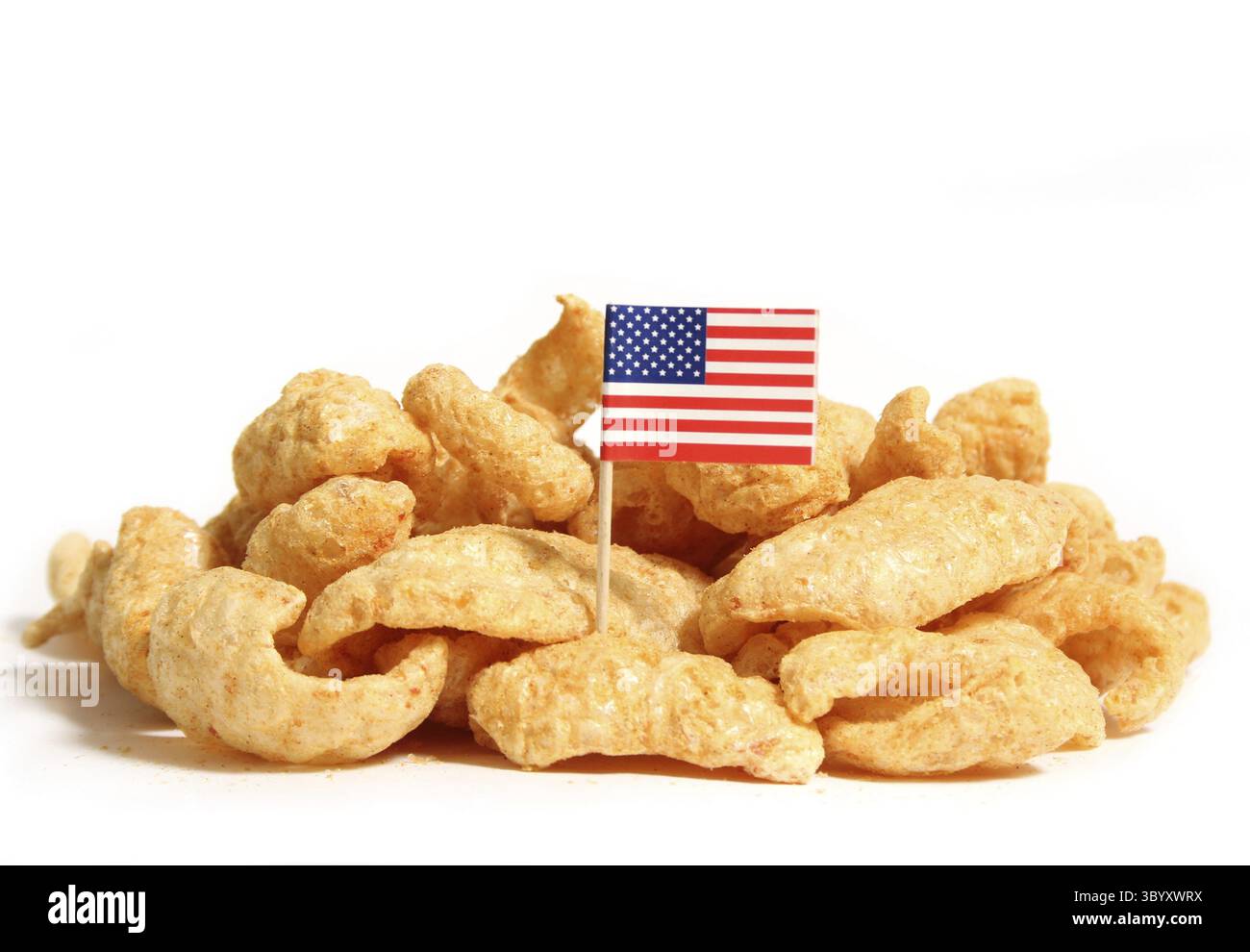 Pile de peaux de porc frite sur fond blanc avec drapeau des États-Unis sur fond blanc Banque D'Images