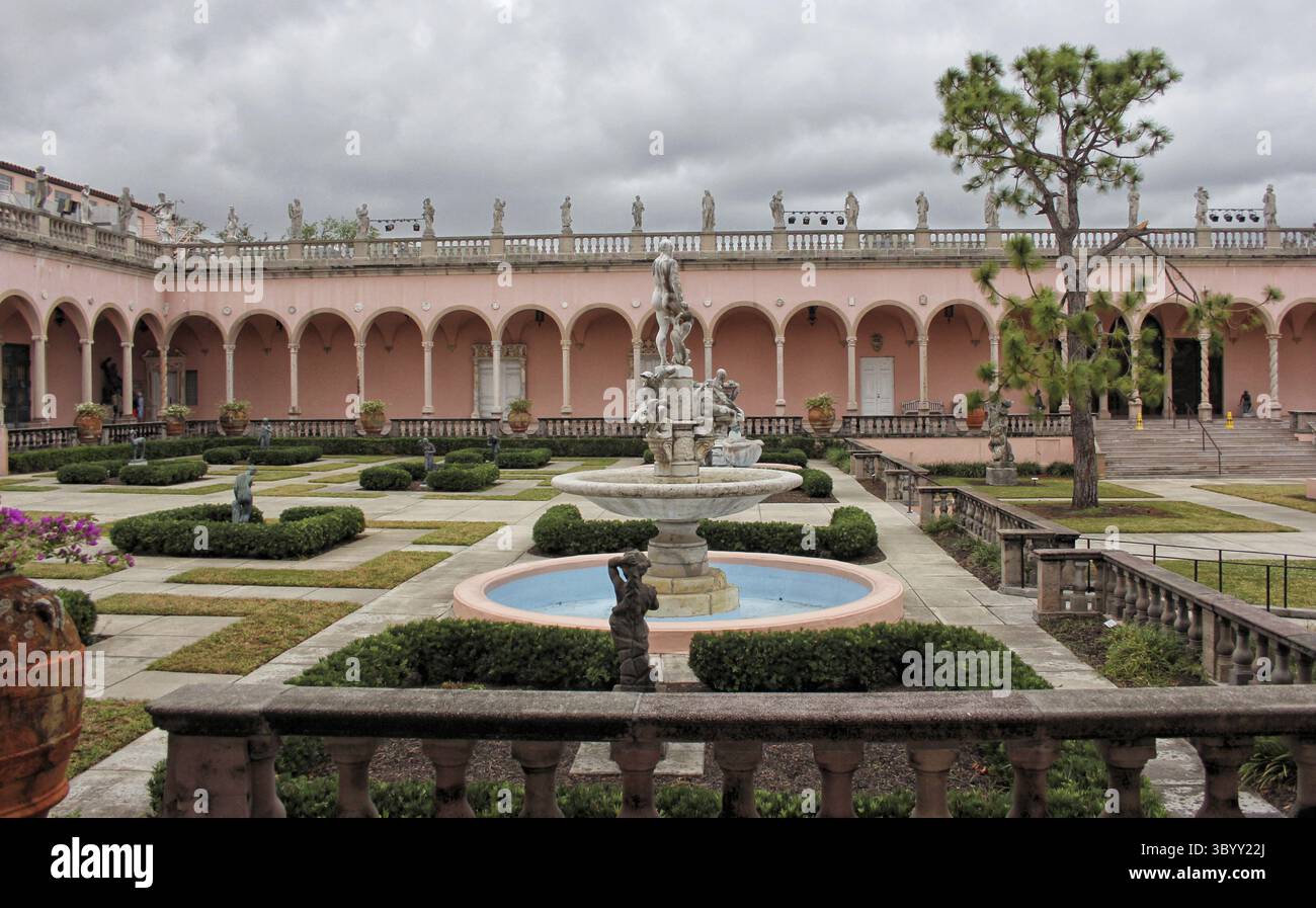 Sarasota FL - 5 novembre 2024 : cour du musée d'art de Ringling avec les dommages causés par l'ouragan Milton situé à Sarasota FL Banque D'Images