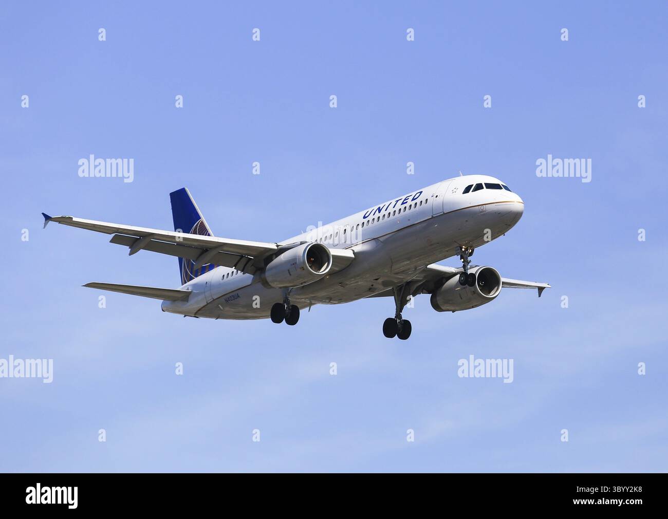 Los Angeles, États-Unis - 30 mai 2015 : un avion de United Airlines atterrissant à l'aéroport international de Los Angeles, Los Angeles, États-Unis Banque D'Images