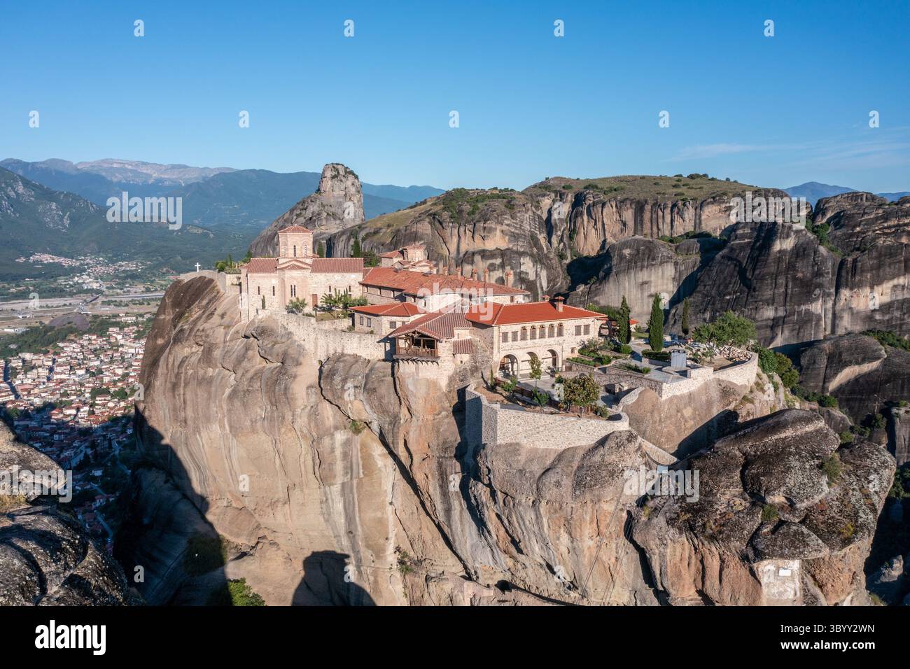 Vue aérienne du monastère de la Sainte Trinité dans Météores Grèce avec montagnes en arrière-plan Banque D'Images
