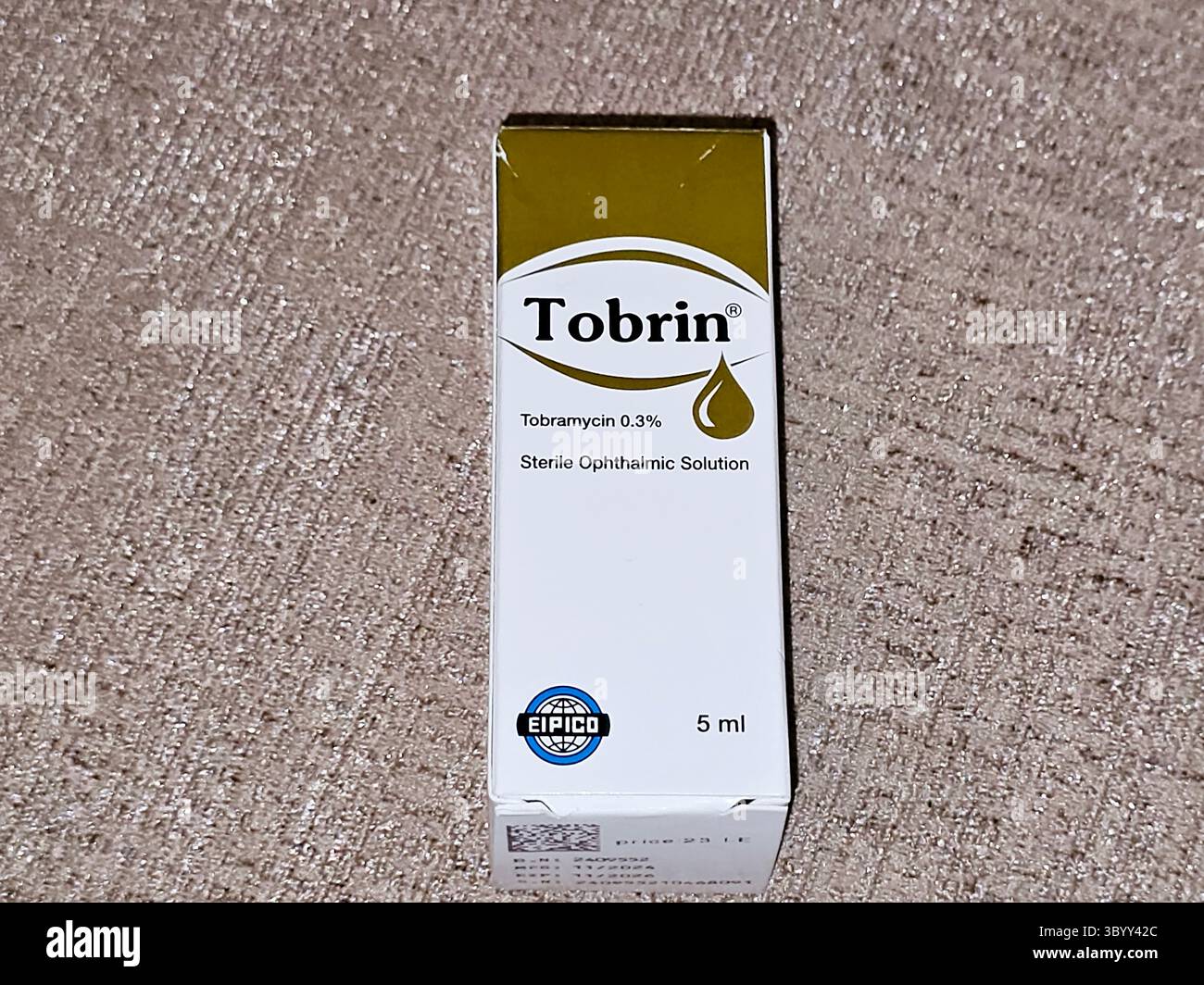 Gizeh, Egypte, le 4 juillet 2025 : Tobrin 0,3 collyre 5 ml Tobramycin solution ophtalmique stérile, par EIPICO, traitement des inflammations et des yeux bactériens Banque D'Images