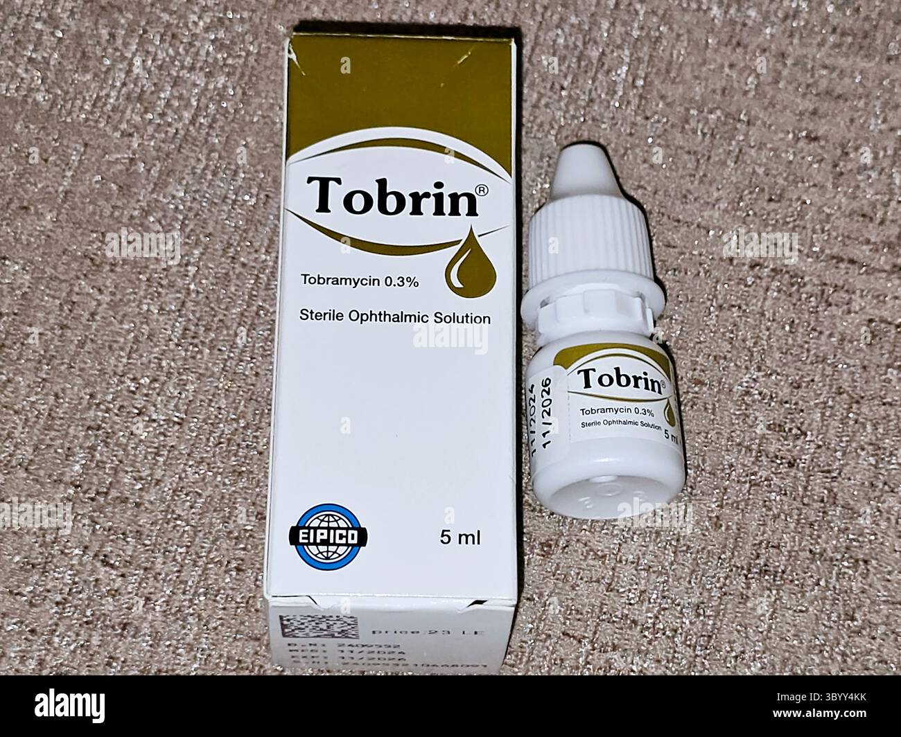Gizeh, Egypte, le 4 juillet 2025 : Tobrin 0,3 collyre 5 ml Tobramycin solution ophtalmique stérile, par EIPICO, traitement des inflammations et des yeux bactériens Banque D'Images