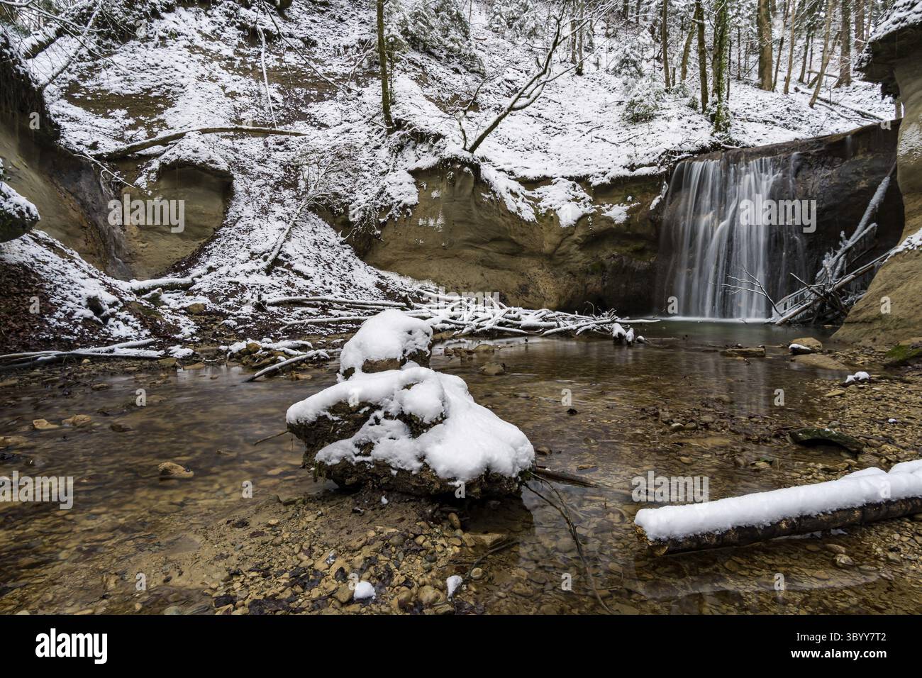 Faites une randonnée dans le ravin couvert de neige à Schmaleg près de Ravensburg Souabe supérieur Banque D'Images