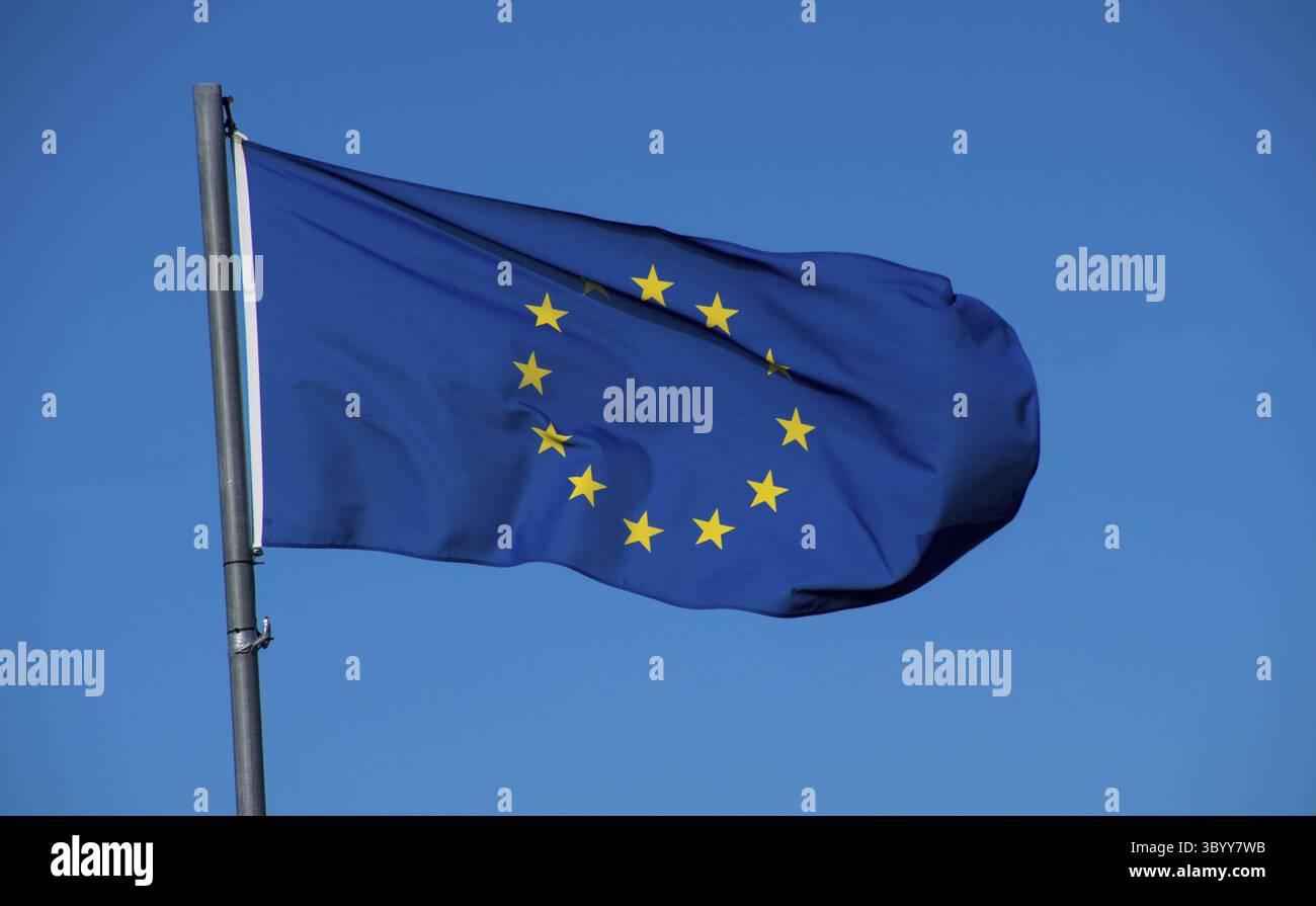 Drapeau de l'Union européenne avec ciel bleu à mizen Head en irlande Banque D'Images