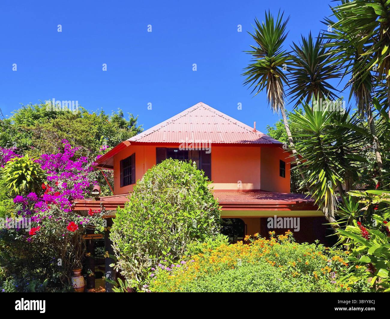 Panama, Boquete, 31 décembre 2022, entrée de l'hôtel Garden Inn Banque D'Images