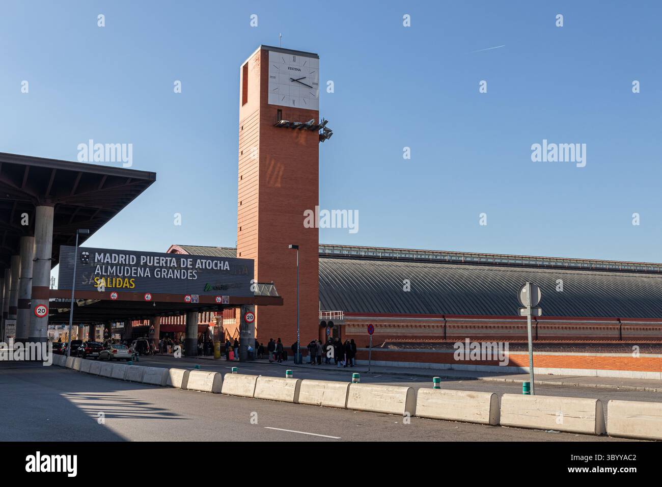 Madrid, Espagne. Entrée de la gare d'Atocha montrant la tour de l'horloge et le panneau indiquant 'Madrid Puerta de Atocha Almudena grandes Salidas' sous une clea Banque D'Images
