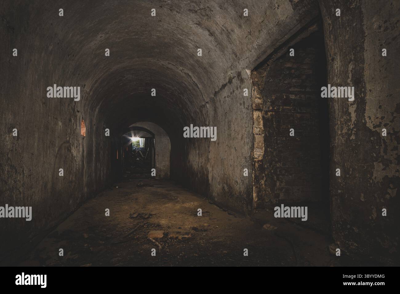 Un ancien raid aérien abandonné abrite une cave en grès et un bunker avec des lampes à thé au fond de la forêt Banque D'Images