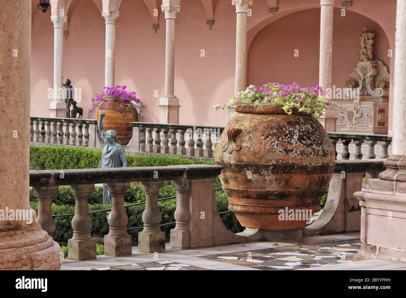 Sarasota FL - 5 novembre 2024 : Courtyard of Ringling Museum of Art situé à Sarasota en Floride Banque D'Images