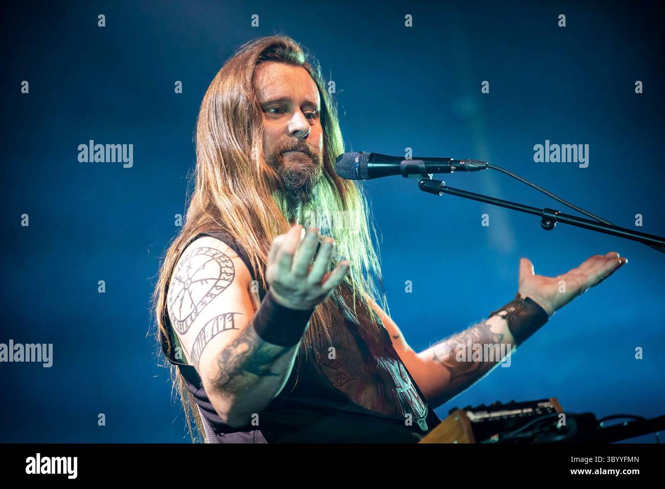 5 novembre 2020, Norvège : Oslo, Norvège. 05 novembre 2020. Le groupe norvégien Enslaved donne un concert au Rockefeller à Oslo. Ici, le chanteur et bassiste Grutle Kjellson est vu en direct sur scène., Credit :Terje Dokken / Gonzales photo / ZUMA Press (Credit image : © Terje Dokken / Gonzales/Gonzales photo via ZUMA Press) Banque D'Images