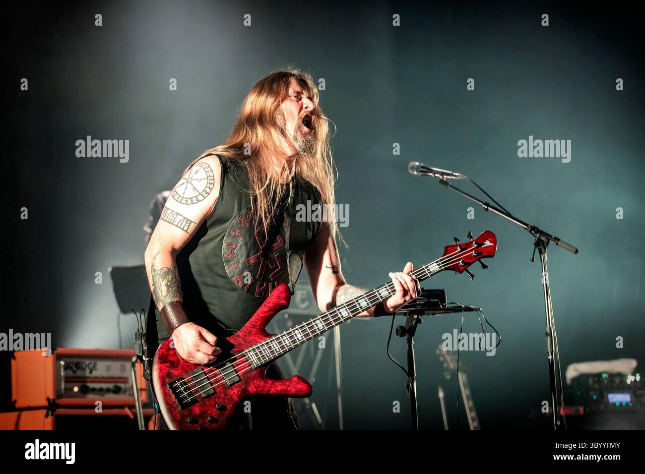 5 novembre 2020, Norvège : Oslo, Norvège. 05 novembre 2020. Le groupe norvégien Enslaved donne un concert au Rockefeller à Oslo. Ici, le chanteur et bassiste Grutle Kjellson est vu en direct sur scène., Credit :Terje Dokken / Gonzales photo / ZUMA Press (Credit image : © Terje Dokken / Gonzales/Gonzales photo via ZUMA Press) Banque D'Images