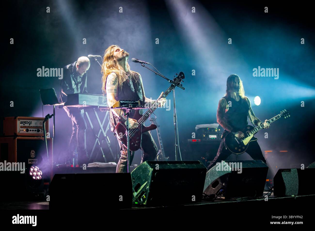 5 novembre 2020, Norvège : Oslo, Norvège. 05 novembre 2020. Le groupe norvégien Enslaved donne un concert au Rockefeller à Oslo. Ici, le chanteur et bassiste Grutle Kjellson est vu en direct sur scène., Credit :Terje Dokken / Gonzales photo / ZUMA Press (Credit image : © Terje Dokken / Gonzales/Gonzales photo via ZUMA Press) Banque D'Images