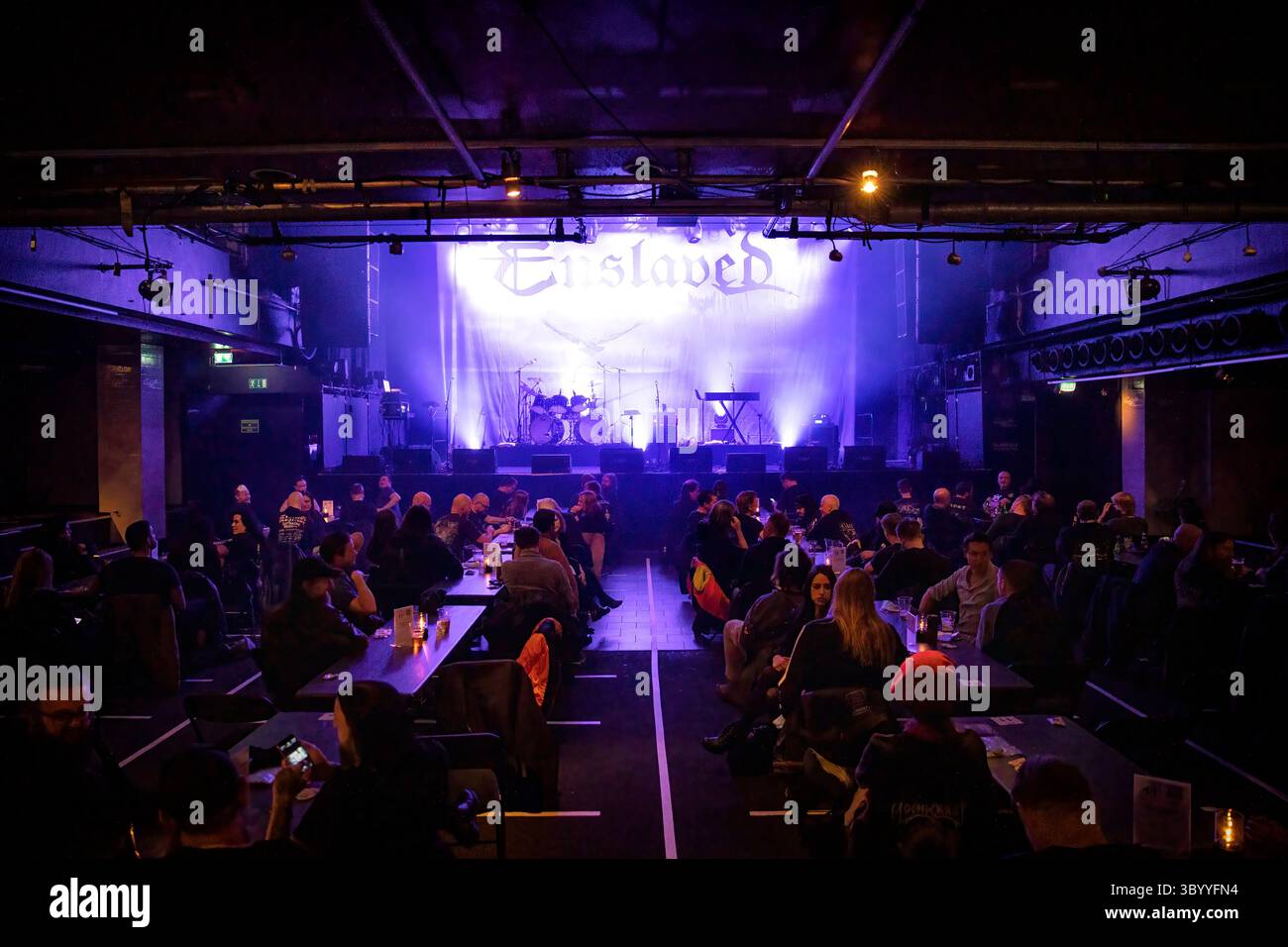 5 novembre 2020, Norvège : Oslo, Norvège. 05 novembre 2020. Un public assis et limité assiste à un concert live avec le groupe norvégien de metal extrême Enslaved au Rockefeller à Oslo., Credit :Terje Dokken / Gonzales photo / ZUMA Press (Credit image : © Terje Dokken / Gonzales/Gonzales photo via ZUMA Press) Banque D'Images