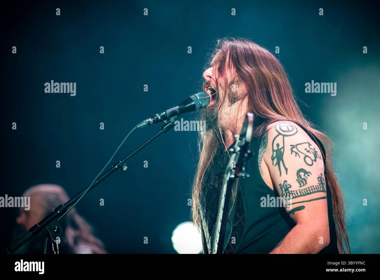 5 novembre 2020, Norvège : Oslo, Norvège. 05 novembre 2020. Le groupe norvégien Enslaved donne un concert au Rockefeller à Oslo. Ici, le chanteur et bassiste Grutle Kjellson est vu en direct sur scène., Credit :Terje Dokken / Gonzales photo / ZUMA Press (Credit image : © Terje Dokken / Gonzales/Gonzales photo via ZUMA Press) Banque D'Images