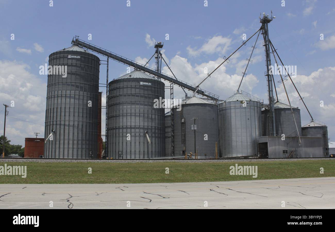 Granger, Texas - 7 juin 2023 : silos à gros grains situés dans le centre-ville de Granger Texas près des voies ferrées Banque D'Images