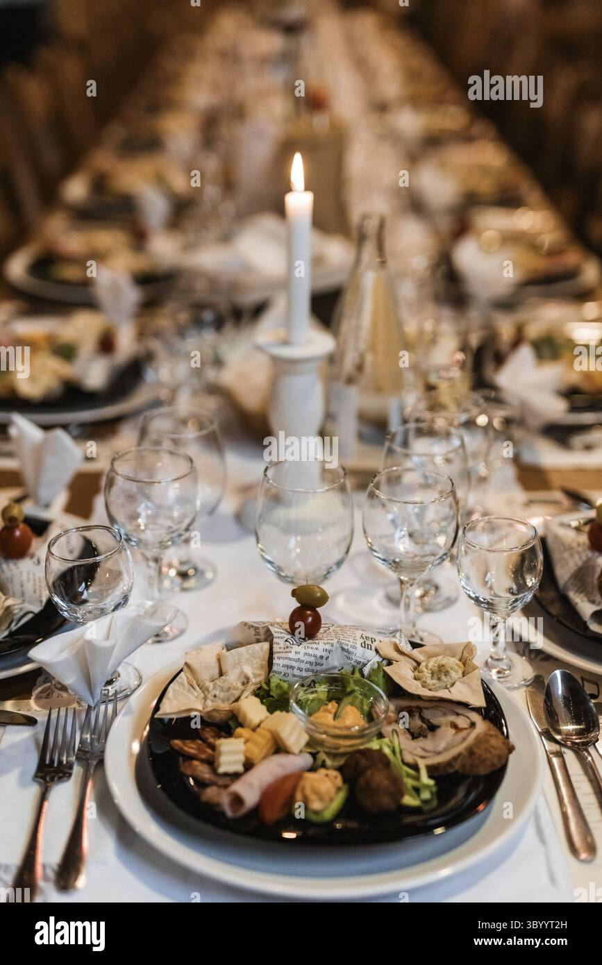 Photo de la vie de mariage décoration vintage avec encas et verres lors d'une cérémonie de mariage Banque D'Images