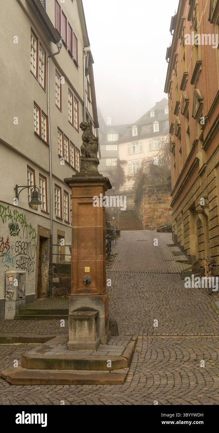 Minuscule manière dans la ville allemande appelée Marburg à l'automne Banque D'Images
