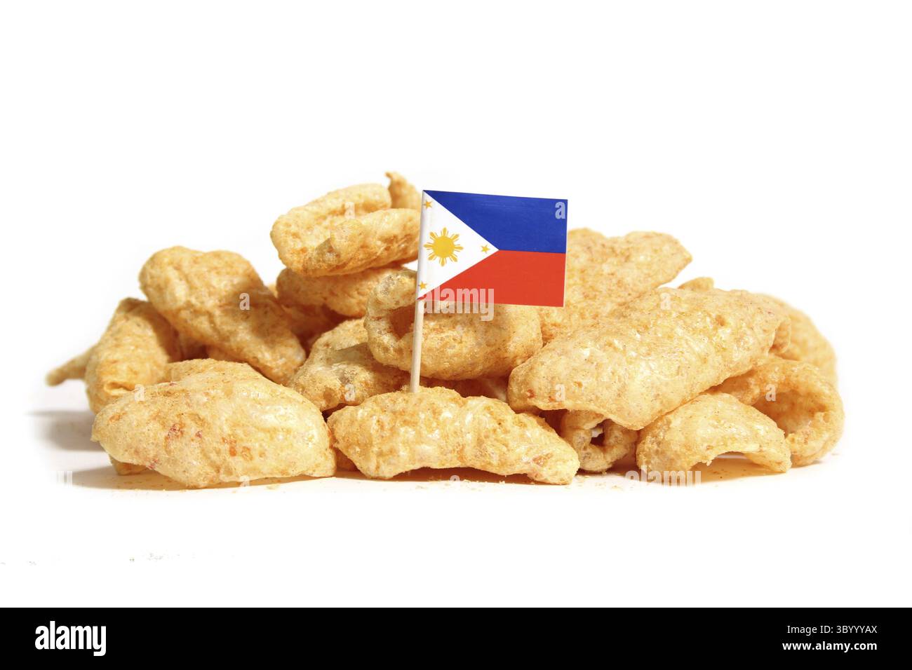Tas de peaux de porc frits isolées sur fond blanc avec drapeau des Philippines Banque D'Images