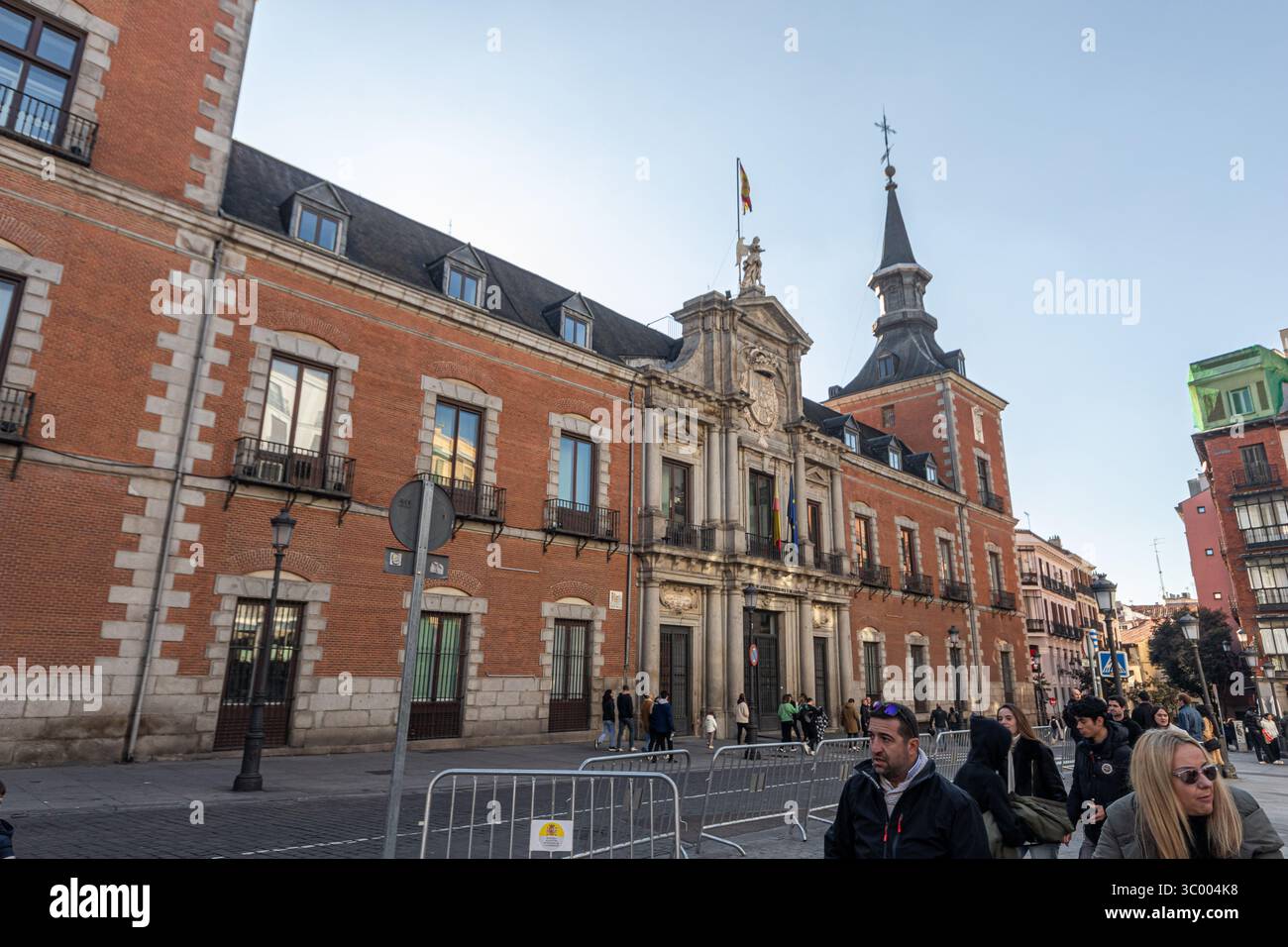 Madrid, Espagne. Façade principale du Palacio de Santa Cruz, un bâtiment baroque en brique et granit du XVIIe siècle qui servait de prison royale et maintenant de Hou Banque D'Images