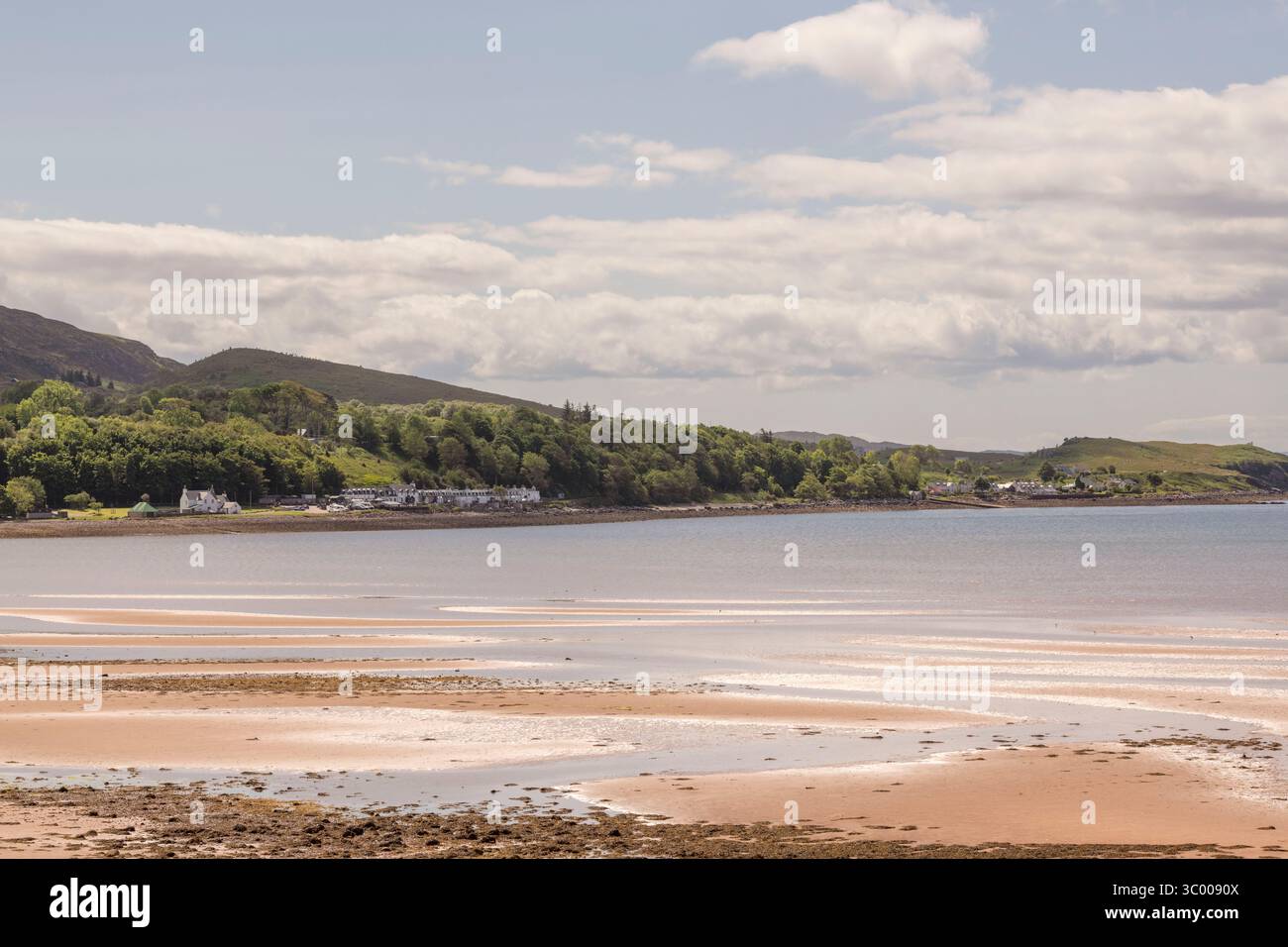 Vue sur la baie d'Applecross, avec sa plage de sable, jusqu'au village d'Applecross sur la route touristique North Coast 500 (NC500) en été Banque D'Images