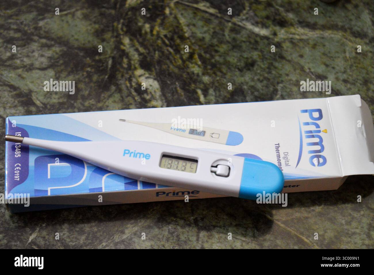 Gizeh, Égypte, 12 juillet 2025 : le thermomètre électronique numérique prime affiche des valeurs numériques, le thermomètre médical clinique est un appareil utilisé pour mesurer th Banque D'Images