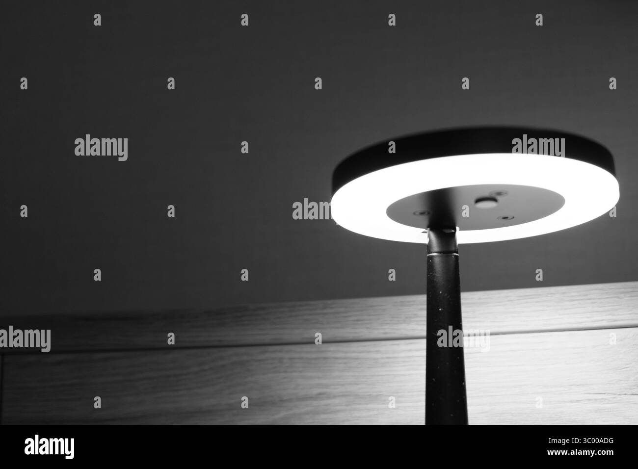 Décoration intérieure moderne en noir et blanc avec lampe de bureau élégante Banque D'Images