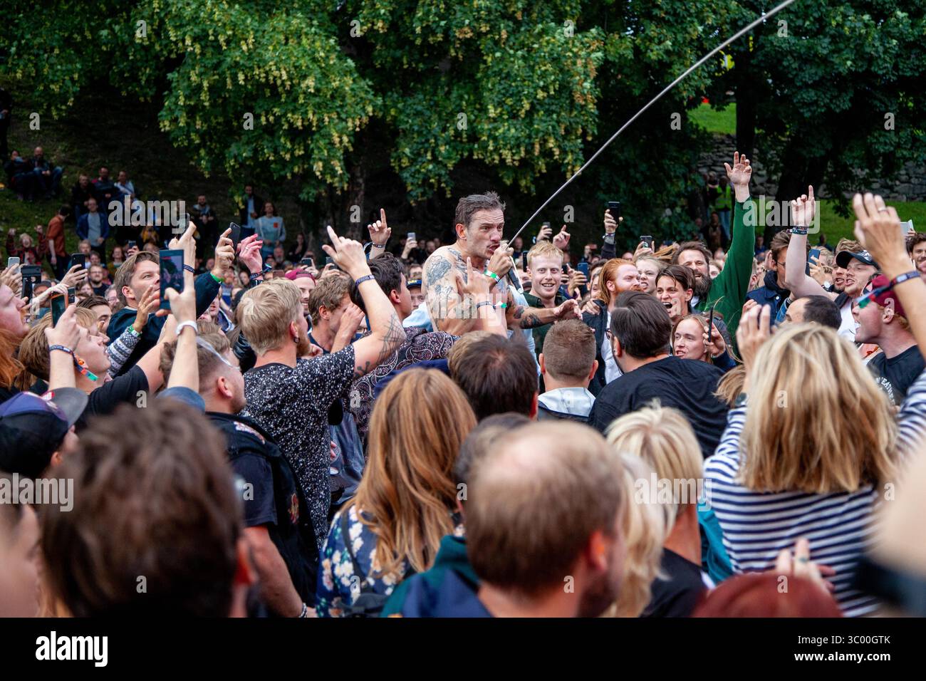 17 août 2019, Trondheim, Norvège : Trondheim, Norvège. 17 août 2019. Le groupe de punk rock norvégien The Dogs donne un concert lors du festival de musique norvégien Pstereo 2019 à Trondheim. Ici, le chanteur Kristopher Schau est vu avec les festivaliers. (Crédit photo : Gonzales photo - Tor Atle Kleven) (crédit image : © Tor Atle Kleven/Gonzales photo via ZUMA Press) Banque D'Images