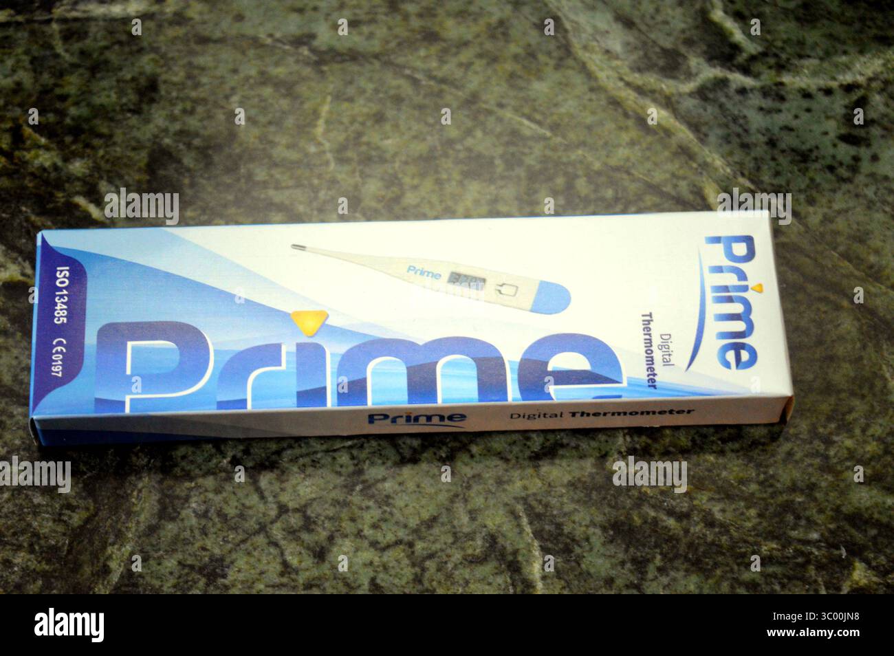 Gizeh, Égypte, 12 juillet 2025 : le thermomètre électronique numérique prime affiche des valeurs numériques, le thermomètre médical clinique est un appareil utilisé pour mesurer th Banque D'Images