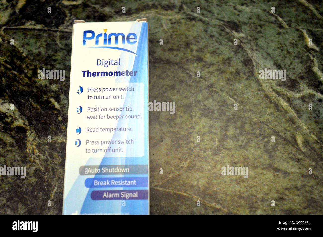 Gizeh, Égypte, 12 juillet 2025 : le thermomètre électronique numérique prime affiche des valeurs numériques, le thermomètre médical clinique est un appareil utilisé pour mesurer th Banque D'Images