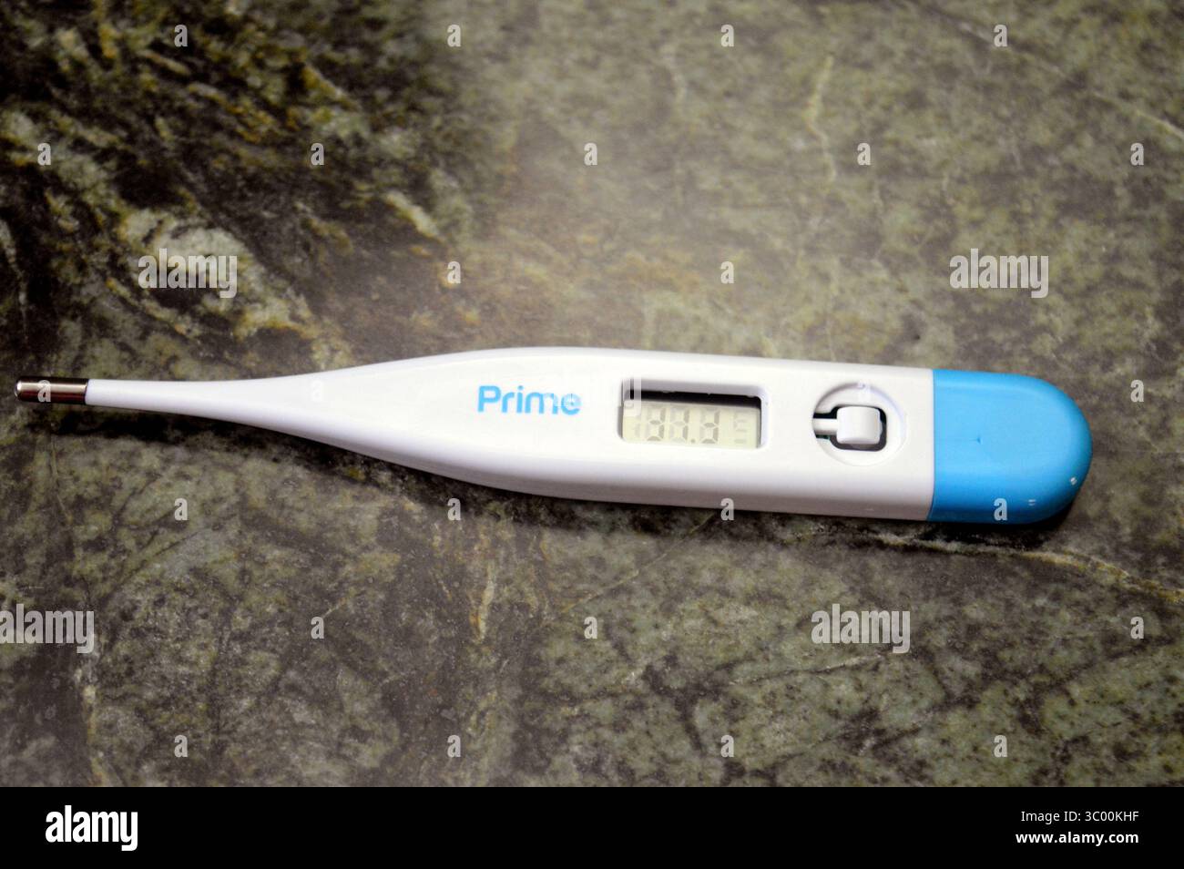 Gizeh, Égypte, 12 juillet 2025 : le thermomètre électronique numérique prime affiche des valeurs numériques, le thermomètre médical clinique est un appareil utilisé pour mesurer th Banque D'Images
