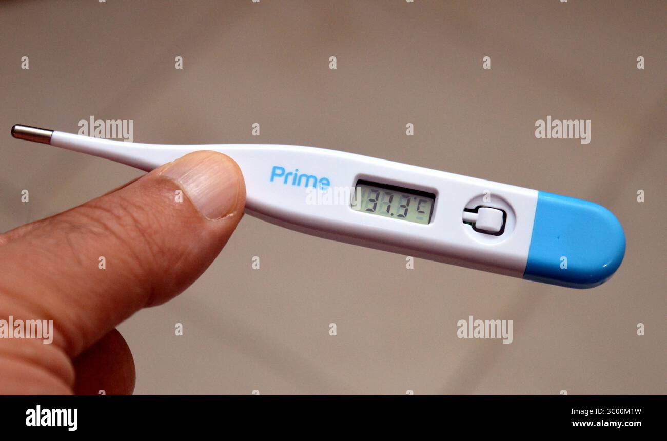 Gizeh, Égypte, 12 juillet 2025 : le thermomètre électronique numérique prime affiche des valeurs numériques, le thermomètre médical clinique est un appareil utilisé pour mesurer th Banque D'Images
