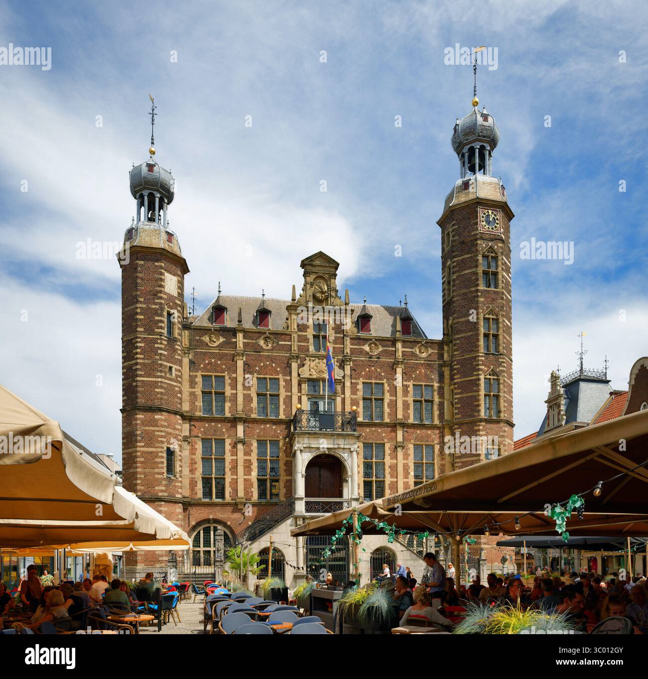 Venlo, pays-Bas 18 juillet 2025 : vue sur le magnifique bâtiment Renaissance de l'hôtel de ville Venlo sur la place du marché animée avec de nombreuses tables an Banque D'Images