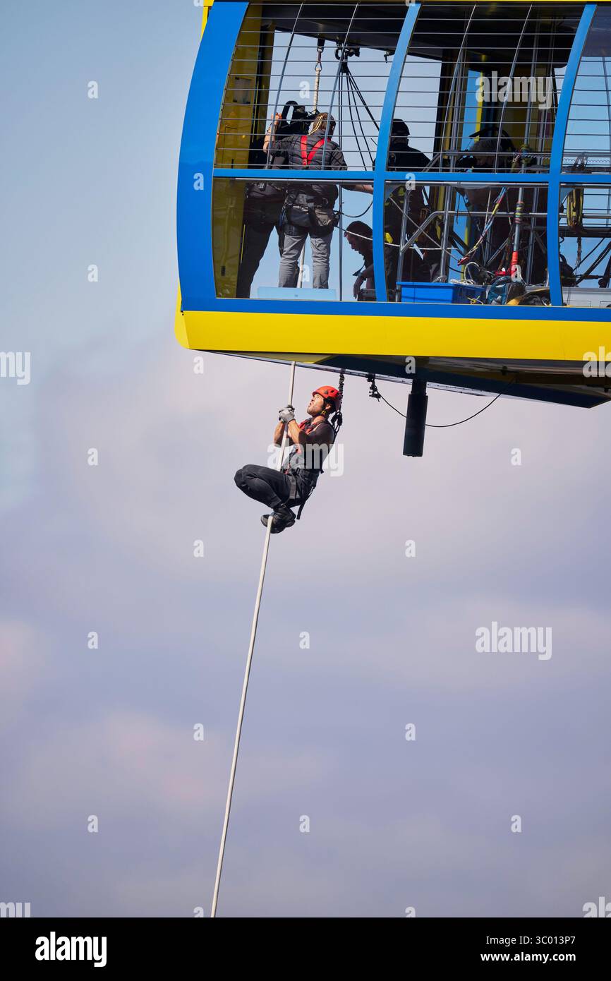 Limitless (2022 - )saison 1, épisode 4 'Force' Chris Hemsworth termine avec succès son ascension de corde. *Filmstill - usage éditorial seulement* Voir instructions spéciales. CAP/TFS image fournie par Capital Pictures Banque D'Images