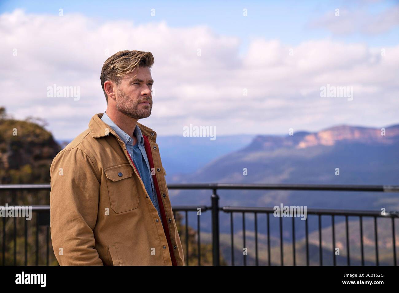 Limitless (2022 - )saison 1, épisode 4 'Force' Chris Hemsworth regarde au-dessus d'un canyon. *Filmstill - usage éditorial seulement* Voir instructions spéciales. CAP/TFS image fournie par Capital Pictures Banque D'Images