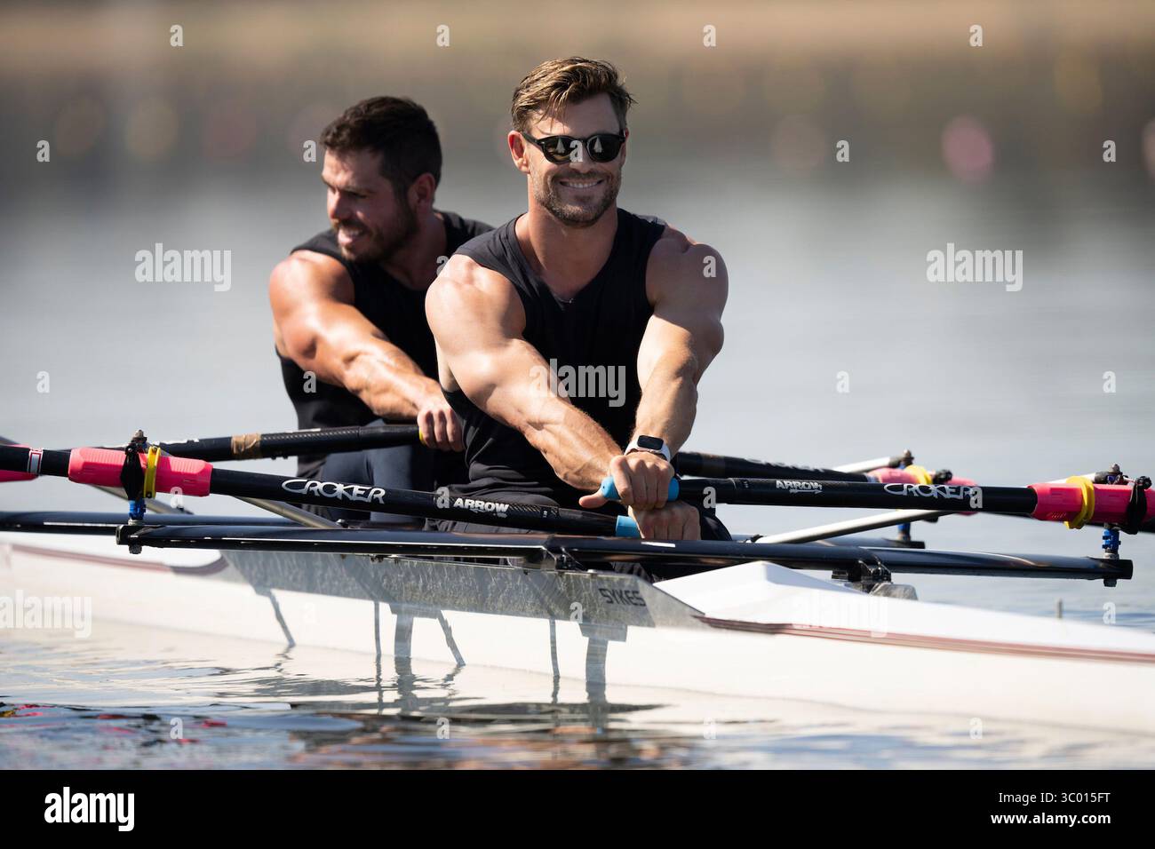 Limitless (2022 - )saison 1, épisode 4 'Force' Chris Hemsworth sourit alors qu'il rame un bateau. *Filmstill - usage éditorial seulement* Voir instructions spéciales. CAP/TFS image fournie par Capital Pictures Banque D'Images
