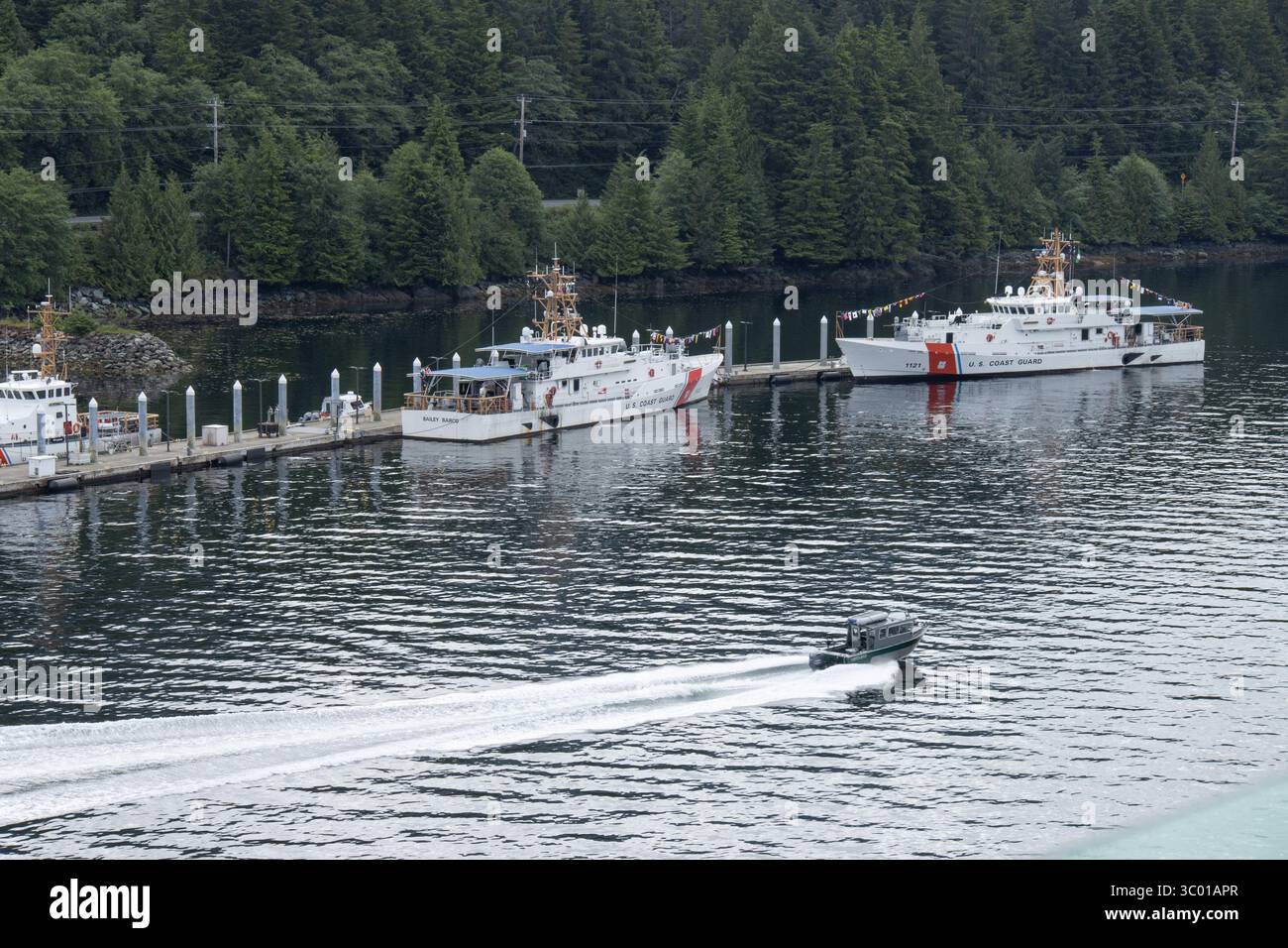 John McCormick (WPC 1121) et Bailey Barco (WPC-1122), coupeur des gardes côtiers, à Ketchikan, le 4 juillet Banque D'Images