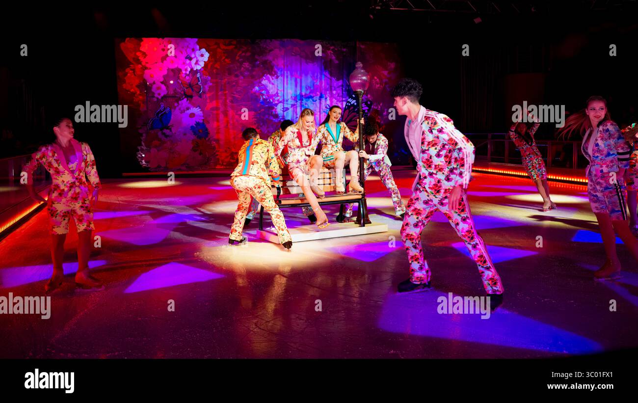 '365 : The Seasons on Ice' - spectacle de patinage sur glace. Wonder of the Seas, Royal Caribbean Cruise Ship Banque D'Images