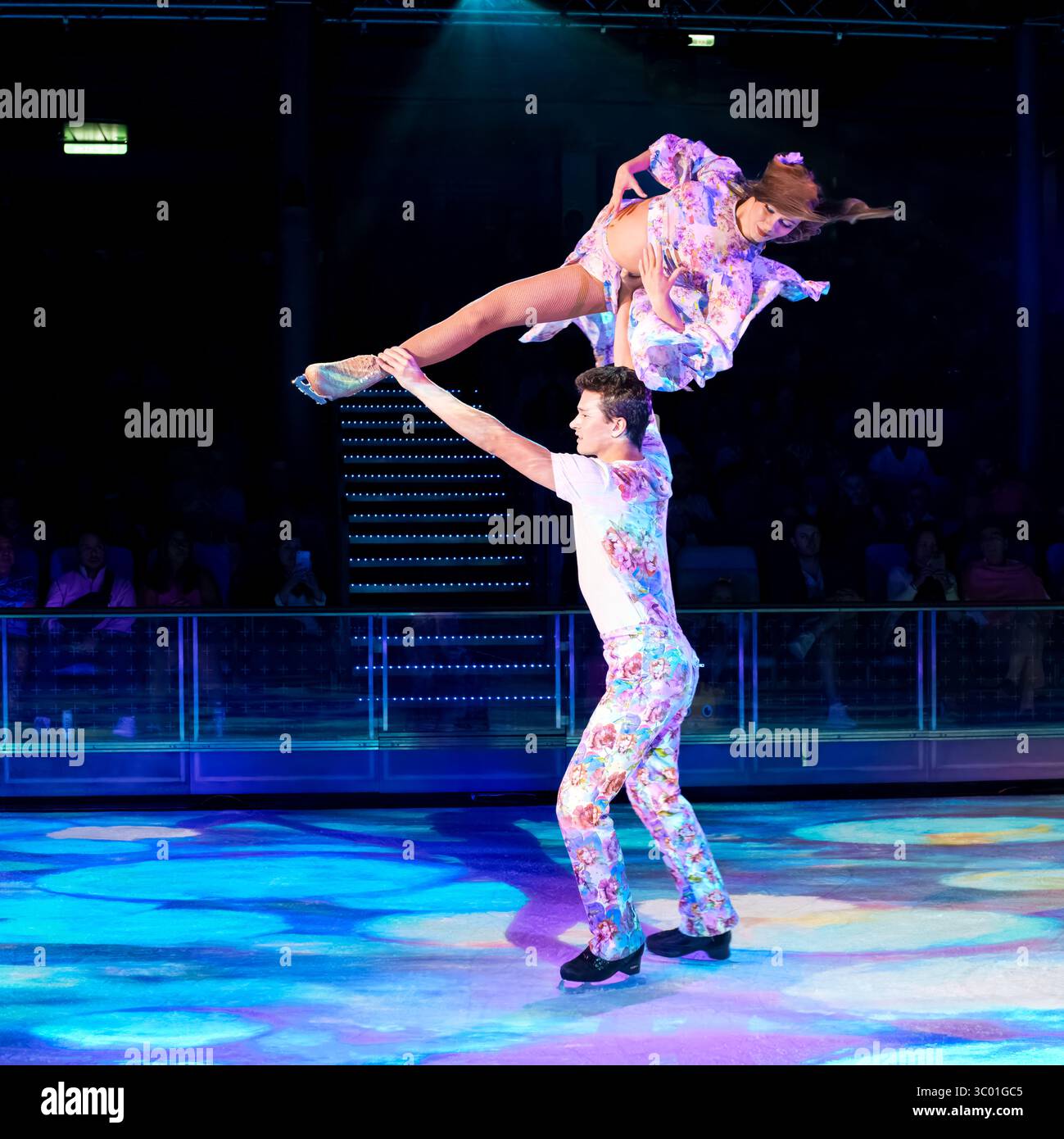 '365 : The Seasons on Ice' - spectacle de patinage sur glace. Wonder of the Seas, Royal Caribbean Cruise Ship Banque D'Images