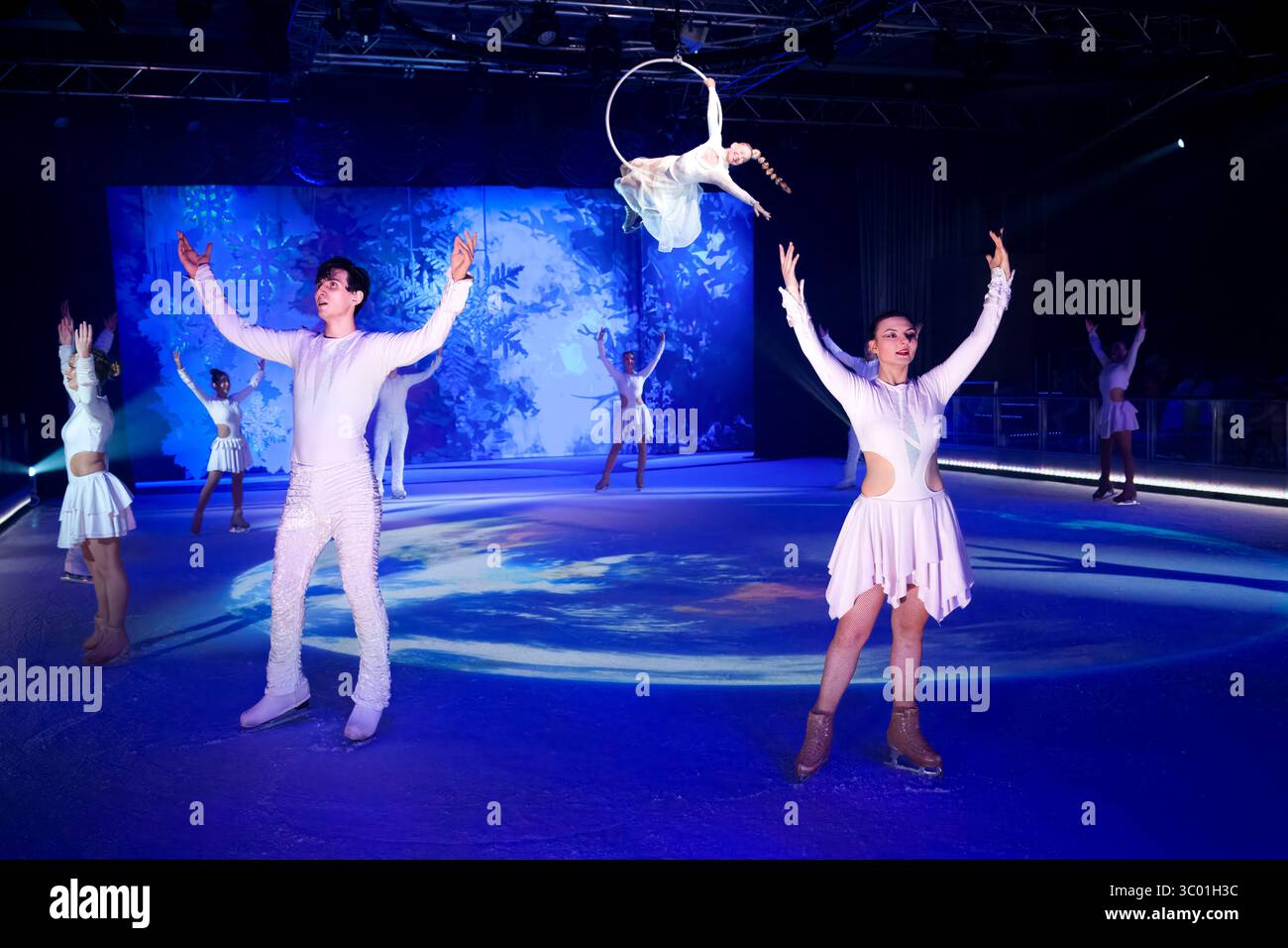 '365 : The Seasons on Ice' - spectacle de patinage sur glace. Wonder of the Seas, Royal Caribbean Cruise Ship Banque D'Images