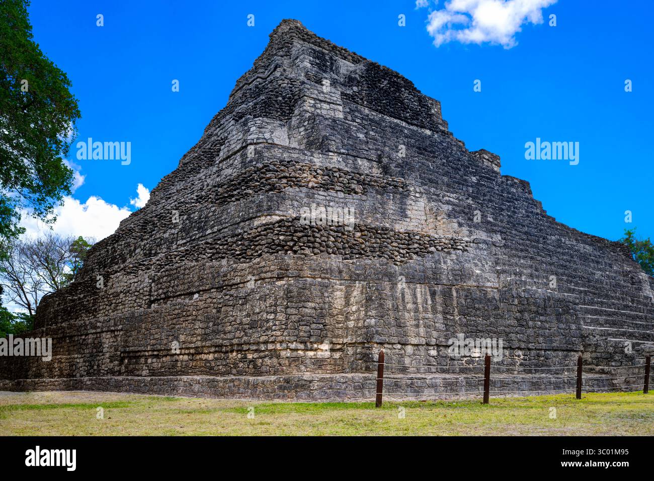 Temple 1, ruines mayas de Chacchoben. Circa 300-360AD. Costa Maya, Mexique Banque D'Images