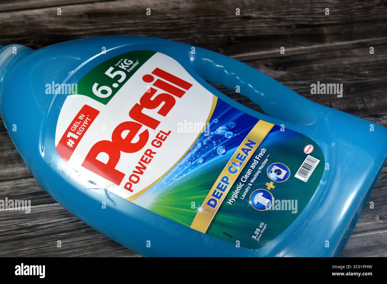 Le Caire, Egypte, 17 juillet 2025 : persil Power gel, pour le nettoyage en profondeur, équivaut à 6,5 KG de poudre, hygiénique propre et fraîche, pour le linge et les machines à laver, det Banque D'Images