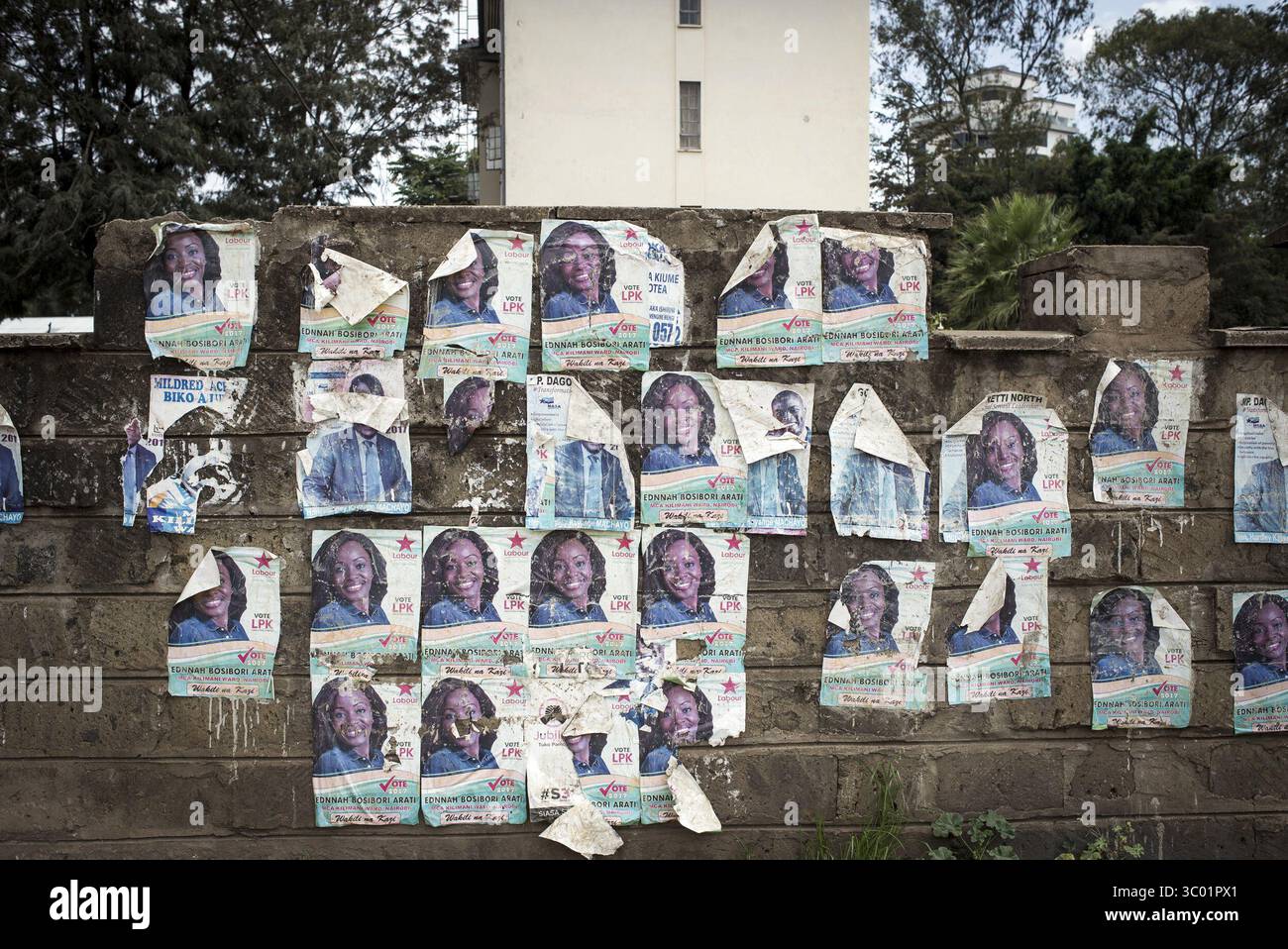 6 juillet 2017 - Nairobi, Kenya - Nairobi, Kenya - 6 juillet 2017. Un mur avec des affiches de candidats pour l'élection générale kenyane 2017. (Crédit image : © Simon Skipper/Gonzales photo via ZUMA Press) Banque D'Images